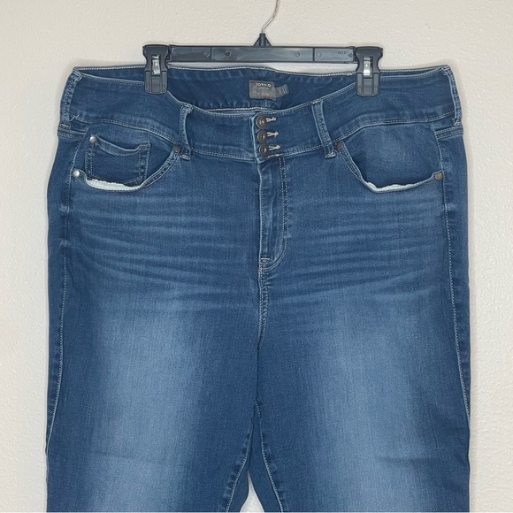 Torrid Feel The Fit Jegging Super Soft Jeans Size 24 / 3 Buttons Stretch - Picture 3 of 11